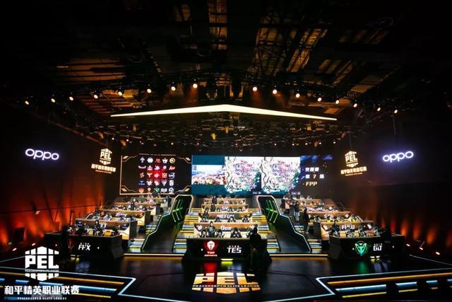 球员已向球 球员已向球